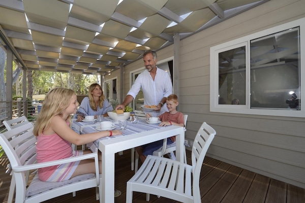 Licht chalet voor 6 personen met veranda op vakantiepark bij zee in Baia Domizia - thumbnail 2
