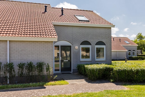 Modern vakantiehuis op Vakantiepark de Soeten Haert in Renesse, Zeeland - thumbnail 1