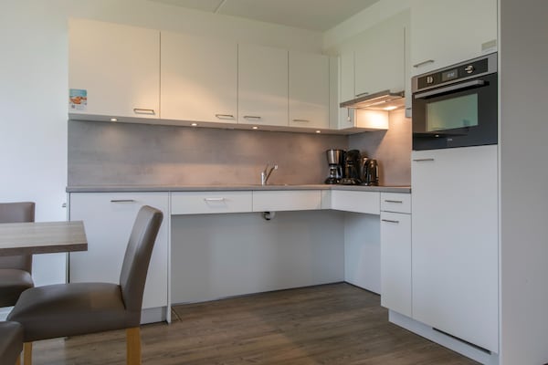 Modern vakantiehuis op Vakantiepark de Soeten Haert in Renesse, Zeeland - thumbnail 2