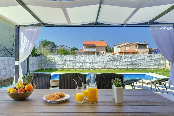 Villa Rudy in Valbandon: Luxe villa met privézwembad nabij het strand - thumbnail 6