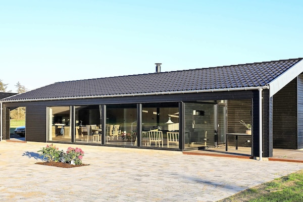 Lichtrijk vakantiehuis op beschut natuurperceel bij Skallerup Klit - thumbnail 1
