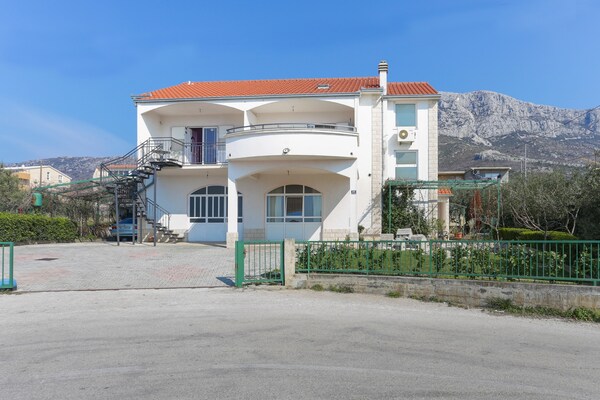Modern appartement voor 5 personen op 400 meter van zee in Kaštel Gomilica - thumbnail 5
