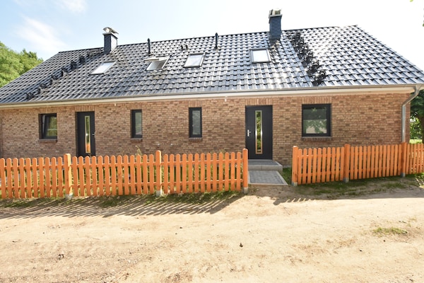 Ruim vakantiehuis met tuin in Damshagen, 8 km van Oostzeestrand - thumbnail 1