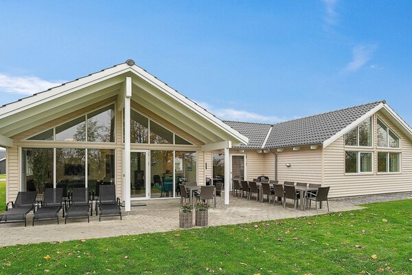 Op 950 m van zee: ruim vakantiehuis in Kappeln voor 18 personen · 242 m² - thumbnail 1