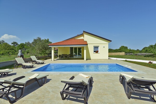 Moderne vrijstaande villa met privézwembad en tuin bij Marčana - thumbnail 2