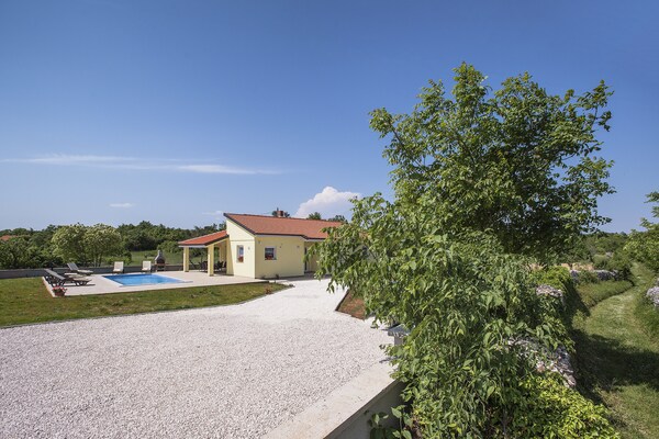 Moderne vrijstaande villa met privézwembad en tuin bij Marčana - thumbnail 3