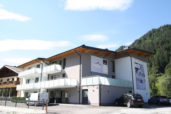 Op 500 m van de piste: Modern appartement in centrum Kleinarl - thumbnail 1