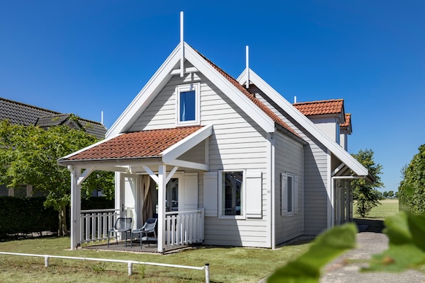 Luxe vrijstaande villa op Vakantiepark Aquadelta in Bruinisse - thumbnail 1