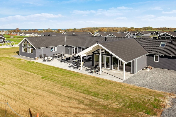 Luxe vakantiehuis voor 30 personen met zwembad en sauna nabij Skåstrup Strand - thumbnail 1