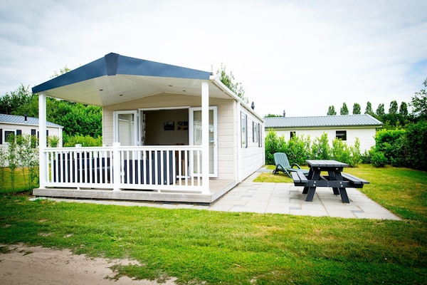 Knusse Delta Lodge op Recreatiepark Duinhoeve in Udenhout - thumbnail 1