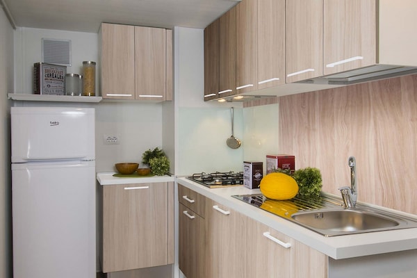 Modern chalet voor 5 personen in Baia Domizia - thumbnail 6