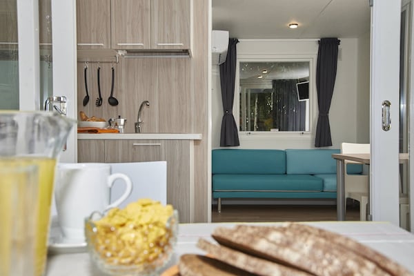 Modern chalet voor 5 personen in Baia Domizia - thumbnail 4