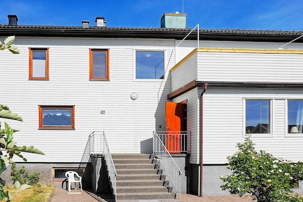 Ruim vakantiehuis aan de Zweedse westkust met uitzicht op de haven van Skärhamn - thumbnail 6