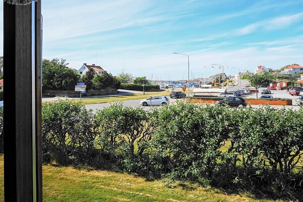 Ruim vakantiehuis aan de Zweedse westkust met uitzicht op de haven van Skärhamn - thumbnail 2