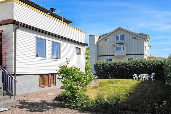 Ruim vakantiehuis aan de Zweedse westkust met uitzicht op de haven van Skärhamn - thumbnail 5