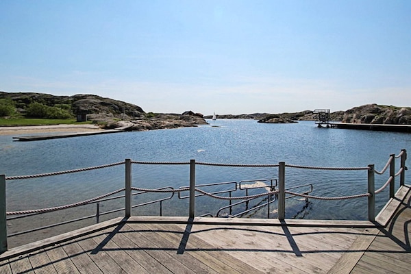 Ruim vakantiehuis aan de Zweedse westkust met uitzicht op de haven van Skärhamn - thumbnail 4
