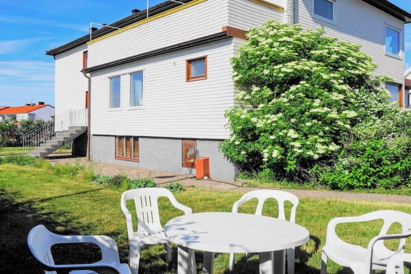 Ruim vakantiehuis aan de Zweedse westkust met uitzicht op de haven van Skärhamn - thumbnail 1
