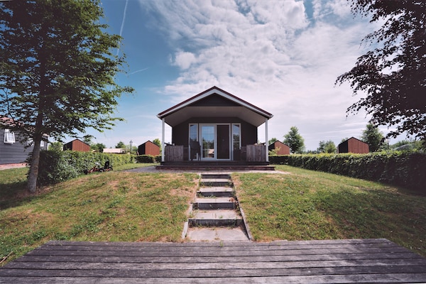Knus waterchalet met privéveranda en aanlegsteiger in Bant, Flevoland - thumbnail 1