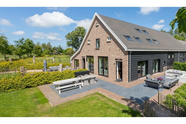 't Zwartje: Landhuis in Zeeuwse schuur met tuin, 1 km van zee - thumbnail 1