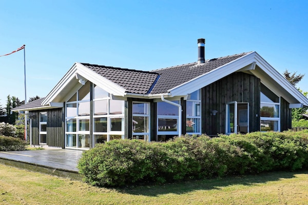 Licht vakantiehuis met zeezicht op 80 meter van het strand in Sæby - thumbnail 1