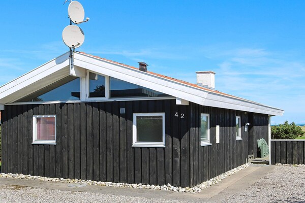 Vrijstaand vakantiehuis met sauna en whirlpool op 30m van zee in Øster Hurup - thumbnail 1