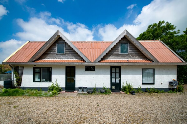 Storm Bries: Romantisch vakantiehuis aan de Noord-Hollandse kust met golfbaan - thumbnail 1