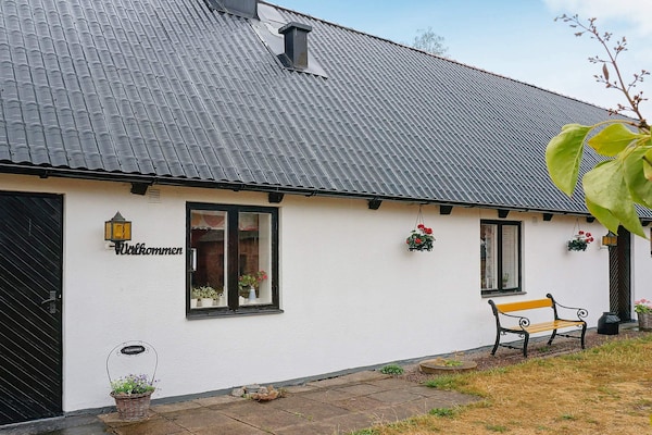 Sfeervol gerenoveerd vakantiehuis op 18e-eeuws erf bij Laholm - thumbnail 1