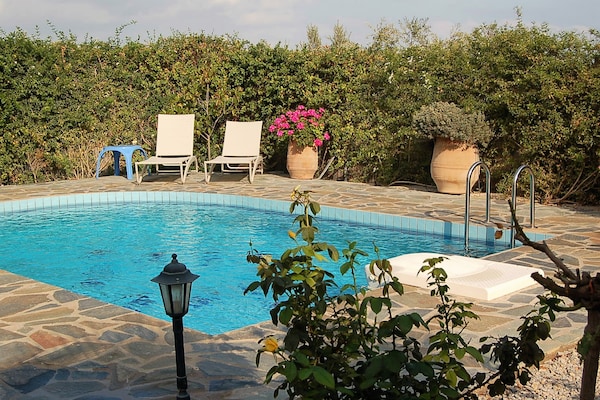 Villa Estia: authentieke villa met zwembad en zeezicht op Kreta - thumbnail 1