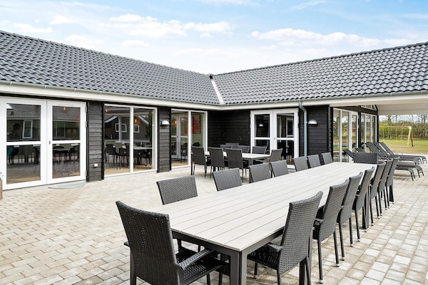 Vakantiehuis met privézwembad in Grenaa voor 24 personen - thumbnail 1