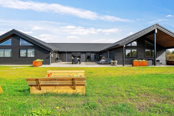 Groot vakantiehuis voor 20 personen met zwembad en sauna bij Houstrup Strand - thumbnail 1