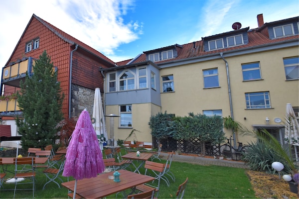 Op 1,0 km van het centrum: ruim appartement in Ballenstedt - thumbnail 1