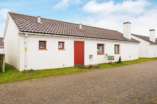Licht vakantiehuis met zuidterras op 600m van de Noordzeekust in Rødhus - thumbnail 1