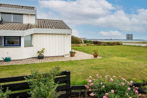 Panoramisch vakantiehuis met sauna en whirlpool aan de baai van Ebeltoft Vig - thumbnail 1