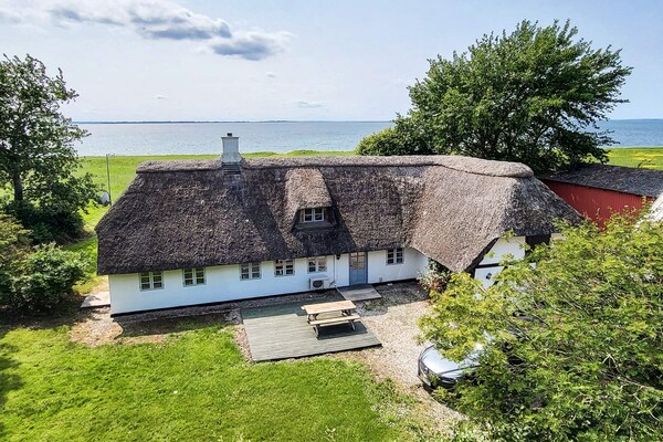Ruim vakantiehuis op 80 meter van zee met panoramisch waterzicht bij Svendborg - thumbnail 1