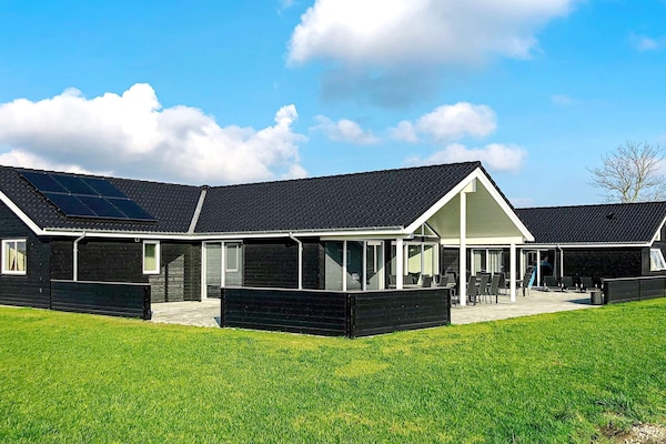 Op 1,2 km van zee: ruim vakantiehuis in Grenaa voor 26 personen - thumbnail 1