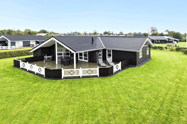 Vrijstaand vakantiehuis met sauna en whirlpool op 400 meter van zee bij Hadsund - thumbnail 1