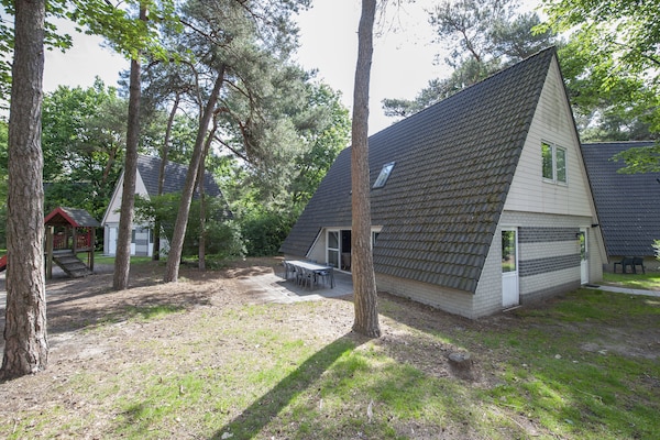 Vrijstaande villa voor 12 personen op Vakantiepark De Katjeskelder - thumbnail 1