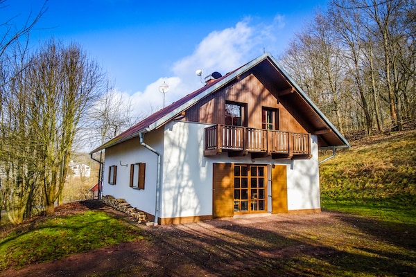 Vrijstaand chalet aan de golfbaan in de bergen van Noord-Bohemen - thumbnail 1