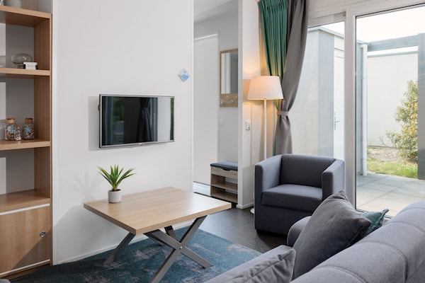 Modern vakantiehuis aan de Zeeuwse kust met tuin nabij strand - thumbnail 2