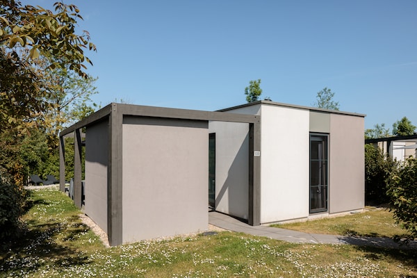 Modern vakantiehuis aan de Zeeuwse kust met tuin nabij strand - thumbnail 1