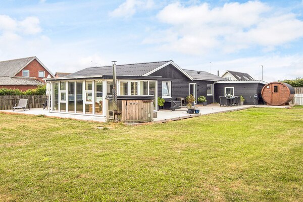 Sfeervol vakantiehuis in Thorsminde met whirlpool, 200m van zee en fjord - thumbnail 1