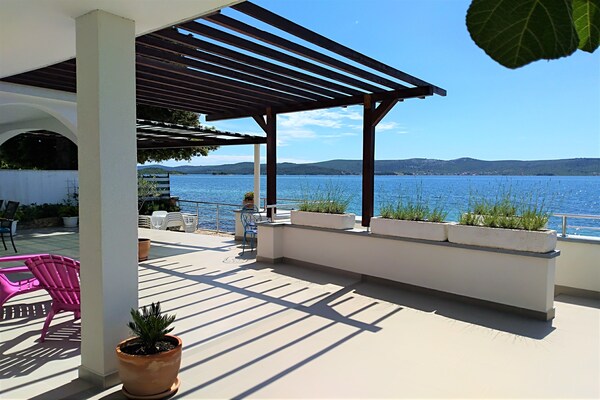 Vrijstaande villa Poseidon met zeezicht en terras in Sveti Petar na Moru - thumbnail 5