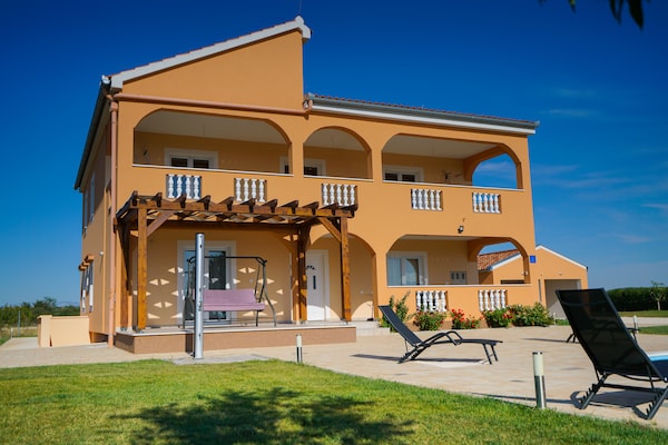 Vrijstaand vakantiehuis met privézwembad voor 8 personen nabij Zadar - thumbnail 2