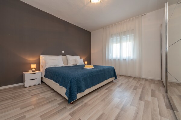 Ruim modern vakantiehuis voor 12 personen met privézwembad in Galovac - thumbnail 2