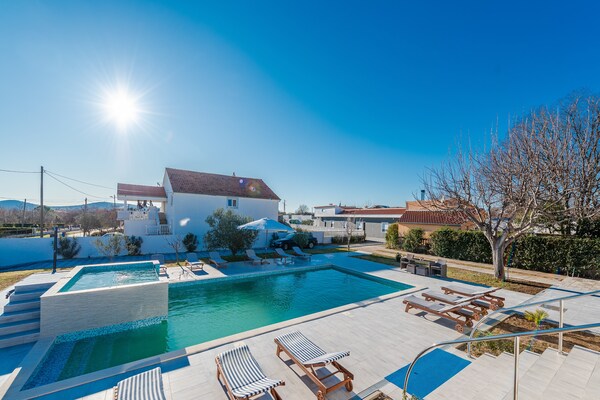 Ruim modern vakantiehuis voor 12 personen met privézwembad in Galovac - thumbnail 6