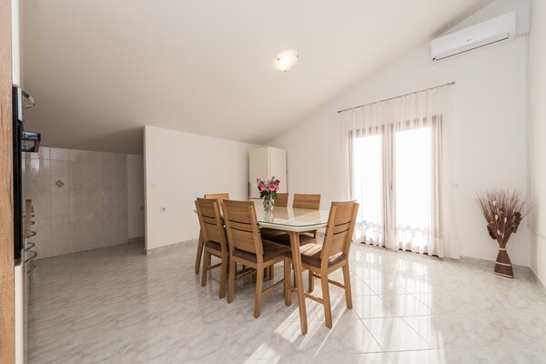 Ruim familieappartement in Vrsi-Mulo, 700m van zee met tuin en BBQ - thumbnail 4