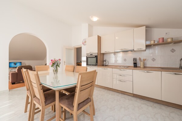 Ruim familieappartement in Vrsi-Mulo, 700m van zee met tuin en BBQ - thumbnail 6