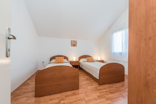 Ruim familieappartement in Vrsi-Mulo, 700m van zee met tuin en BBQ - thumbnail 5