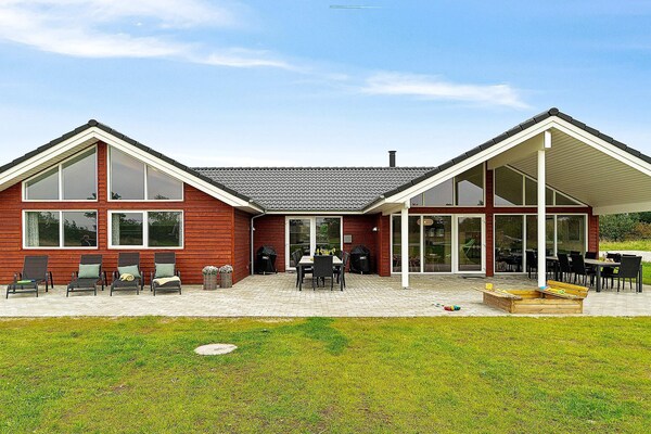 Luxe vakantiehuis met zwembad, sauna en whirlpool nabij Grenå Strand, 18 pers. - thumbnail 1
