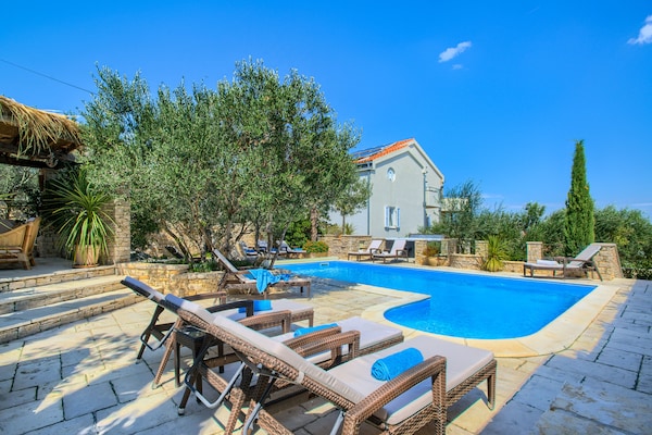 Luxe villa voor 22 personen met privézwembad op 450 meter van zee in Murter - thumbnail 2